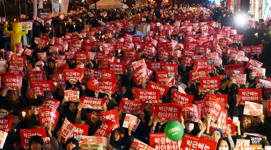 19일 오후 강원 춘천시 로데오 사거리에서 시국집회가 열려 참가자들이 박근혜 대통령의 하야를 촉구하며 구호를 외치고 있다.